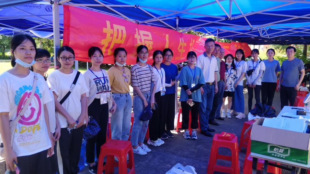 公司领导与新生接待点师生合影 公司领导与新生接待点师生合影